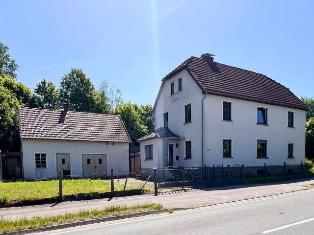 Solides Ein bis Zweifamilienhaus mit Entwicklungspotenzial auf großem Grundstück