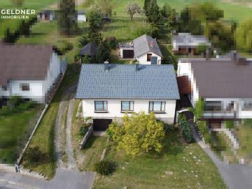 Solides Einfamilienhaus mit 3 Zimmer, Terrasse, großer Garten und 2 Garagen und Nebengebäude