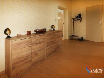 Solides Einfamilienhaus mit 3 Zimmer, Terrasse, großer Garten und 2 Garagen und Nebengebäude