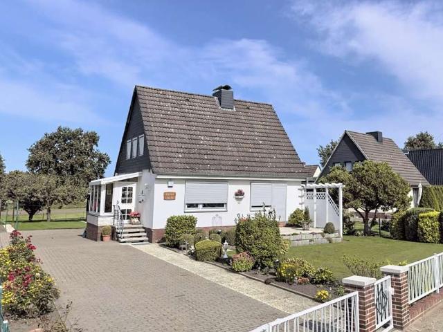 Solides Einfamilienhaus mit Garage und Stallgebäude in ruhiger Sackgasse