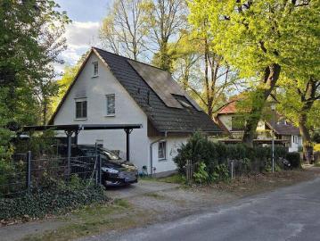 Solides Einfamilienhaus mit großem Grundstück in Blankenfelde