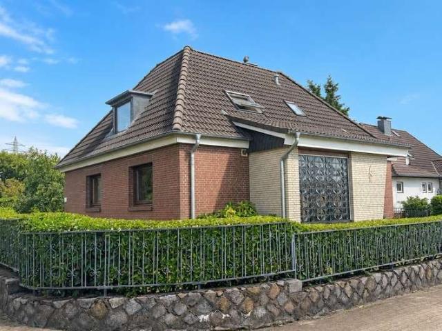 Solides Einfamilienhaus mit Keller und Garage in zentraler Lage