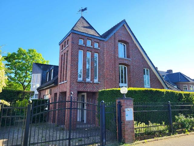 SOLIDES EINFAMILIENHAUS MIT SÜDAUSRICHTUNG UND DOPPEL GARAGE IN ALT MEERERBUSCH ZU VERKAUFEN.