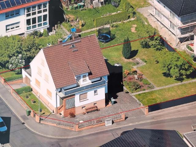 Solides EinZweifamilienhaus auf sehr interessanten Eckgrundstück