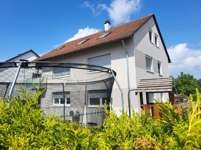 Solides freistehendes, modernisiertes Zweifamilienhaus mit ausgebautem Dachgeschoss in ruhiger Lage