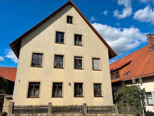 Solides, großzügiges Ein Mehrfamilienhaus Bj. 1984
