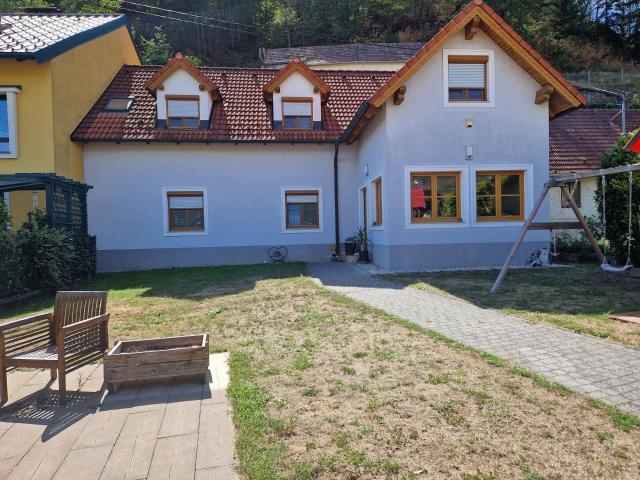 SOLIDES, LEISTBARES WOHNHAUS MIT CARPORT UND LAUBE IN BEGEHRTER, NATURNAHER WOHNLAGE DIREKT AM WASSER IN TRAUMHAFTER AUSSICHTSLAGE AN DER KREMS