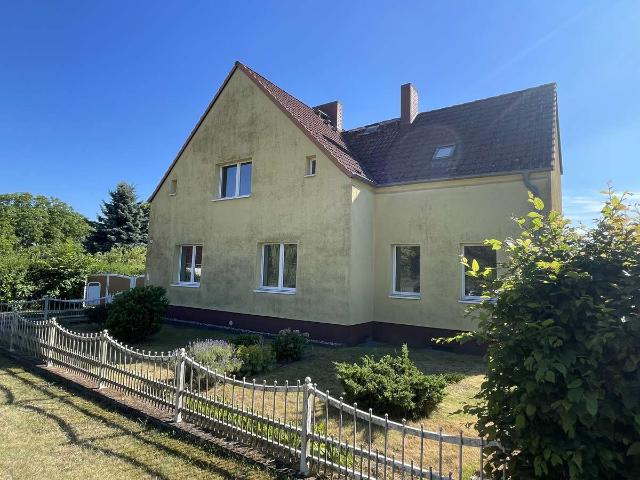 Solides Zweifamilienhaus mit großem Grundstück