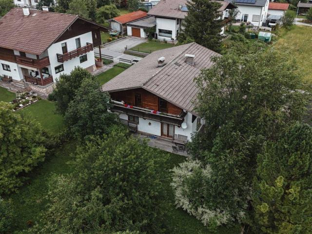 Solides Zweifamilienhaus mit großzügigem Grundstück und Entwicklungspotenzial in ruhiger Wohnlage von Vils