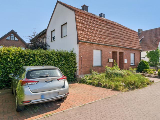 Solides Zweifamilienhaus mit 2 vermieteten Einheiten – Kapitalanlage mit solider Basis