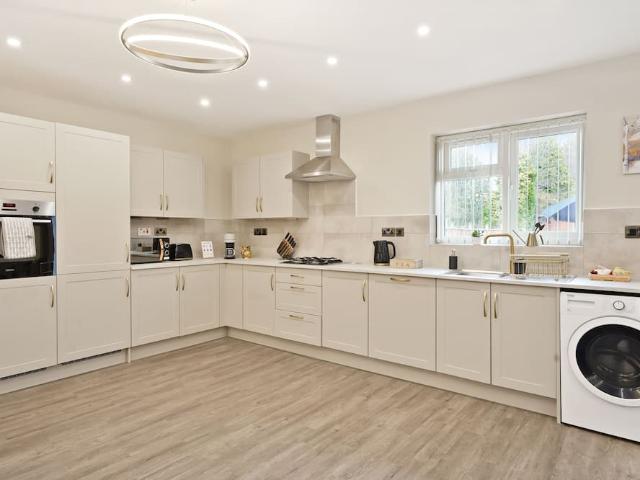 Solihull, B90 3RR, United Kingdom | 4 bed house for rent #97112303 | Rentberry