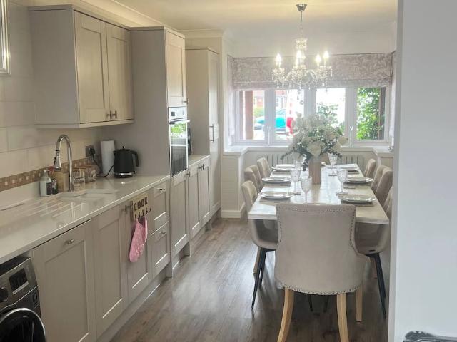 Solihull, B92 9JX, United Kingdom | 4 bed house for rent #165057640 | Rentberry