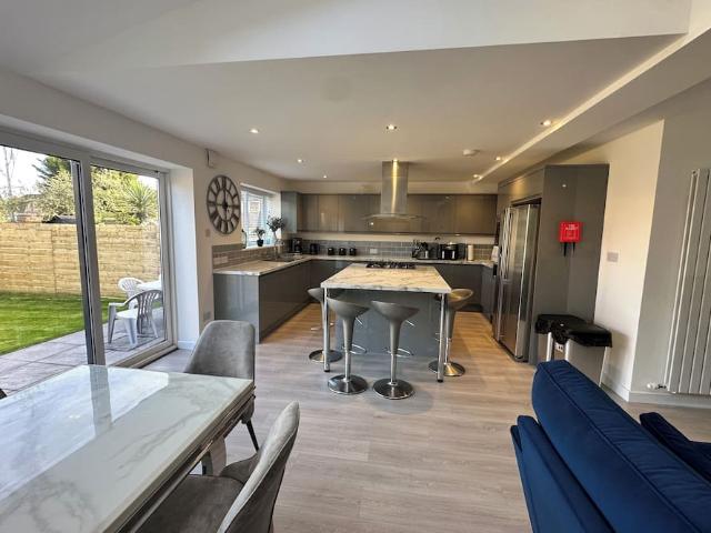 Solihull, B92 9JH, United Kingdom | 6 bed house for rent #168011623 | Rentberry