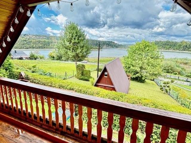 Urokliwy dom rekreacyjny z panoramicznym widokiem na jezioro
