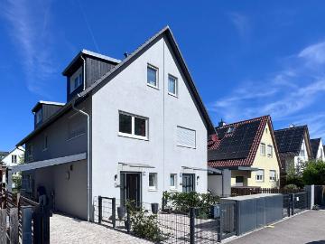Solln: Moderne Doppelhaushälfte mit schönem Westgarten und Carport