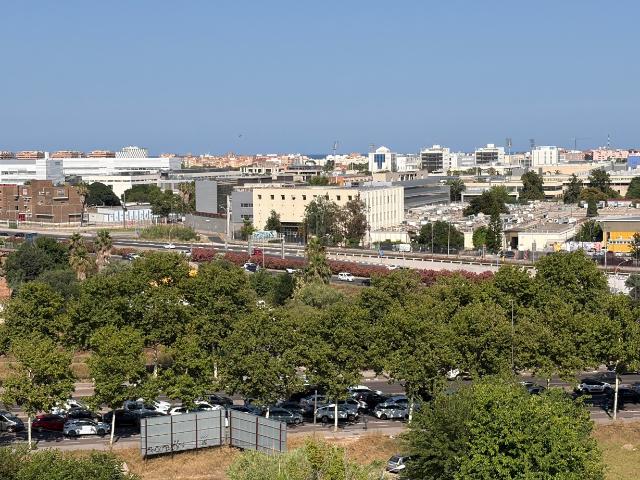 Solo para estudiantes o laborales corta estancia. Piso de dos habitaciones y dos baños frente a los Campus universitarios dels Tarangers y Politécnica