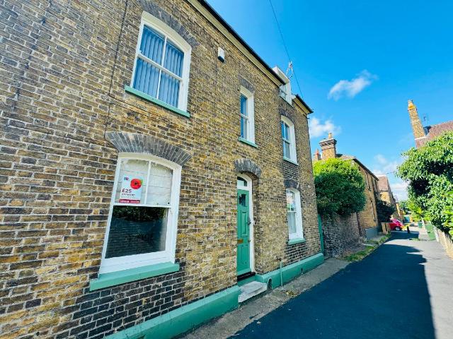 Solomons Lane, Faversham ME13, 2 bed flat to rent, £1,250 pcm | PrimeLocation