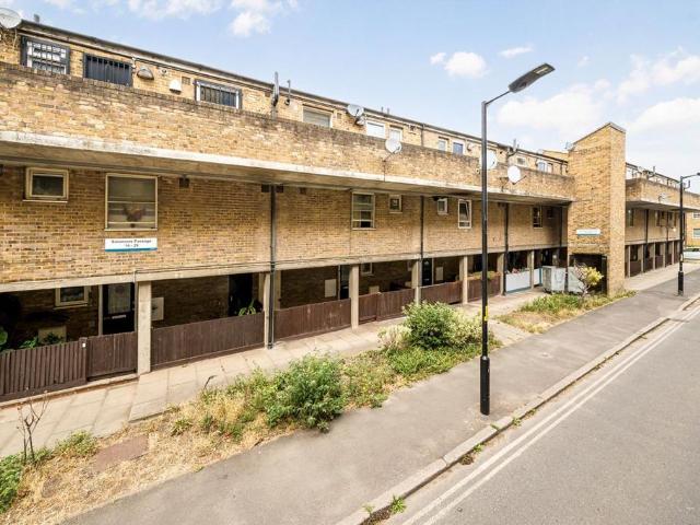 Solomons Passage, London SE15 3 bed flat to rent £2,400 pcm £554 pw