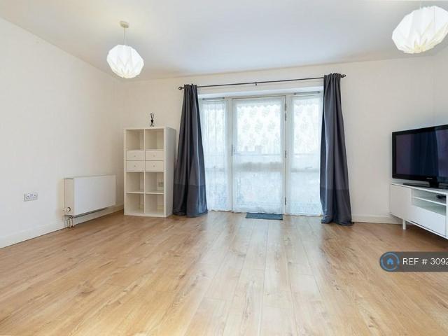Sopwith House, Feltham, TW13 2 bed flat to rent £1,600 pcm £369 pw