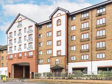 Sopwith Way, Kingston Upon Thames KT2 2 bed flat to rent £1,895 pcm £437 pw