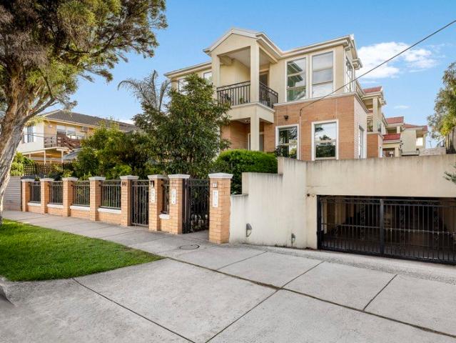 Sophisticated Mentone Living with Grand Scale Proportions