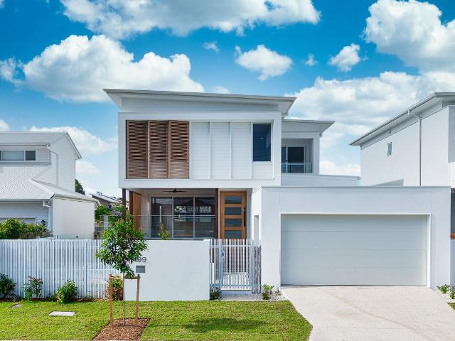 Sophisticated modern living, 500m from the water in central Palm Beach location !