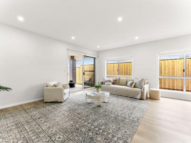 Sophisticated New Build in Prime Lakeside Pocket