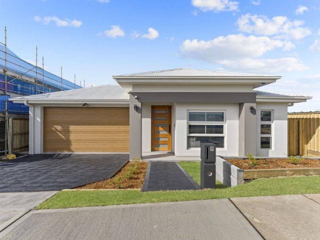 Sophisticated New Build in Prime Lakeside Pocket