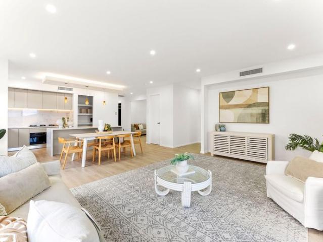 Sophisticated New Build in Prime Lakeside Pocket