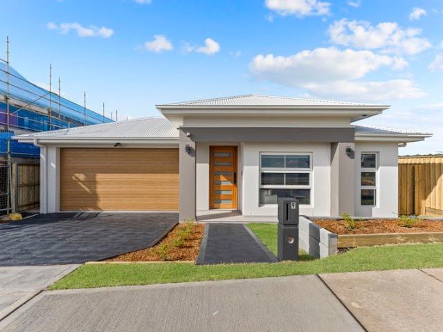 Sophisticated New Build in Prime Lakeside Pocket