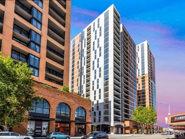 Sophisticated apartment with a rooftop pool just 350m from Merrylands Station