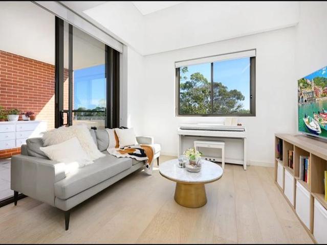 Sophisticated Apartment with Exceptional Village Convenience