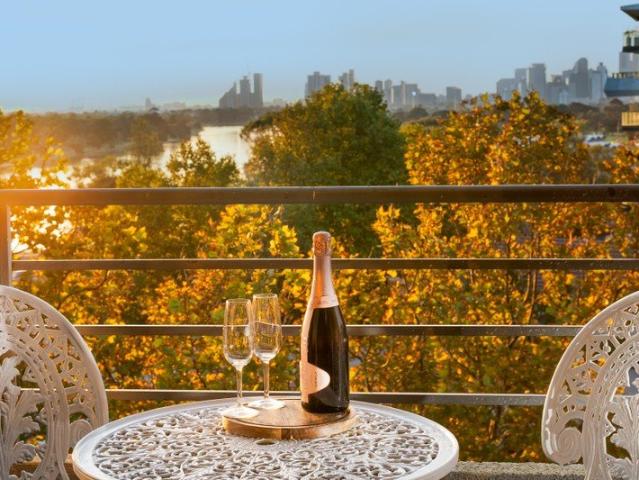 Sophisticated Apartment with Spectacular City & Lake Views