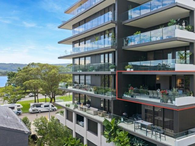Sophisticated Apartment Designed for Effortless Living