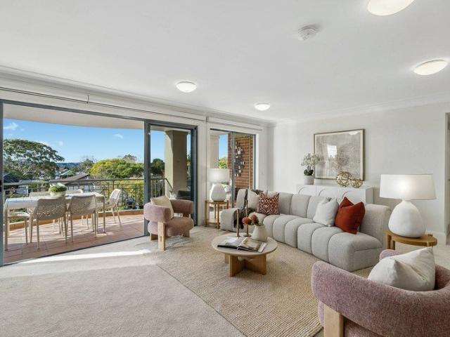 Sophisticated Apartment of Elegant Design with North Facing Aspect and Middle Harbour Views