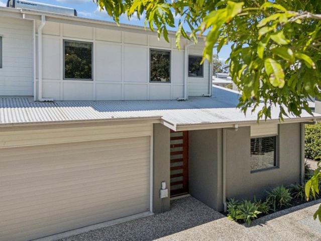 Sophisticated Bayside Townhouse in a Tightly Held Ormiston Enclave