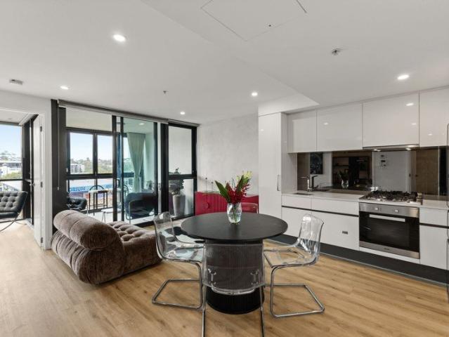 Sophisticated bottom floor apartment, 3 train stops from CBD