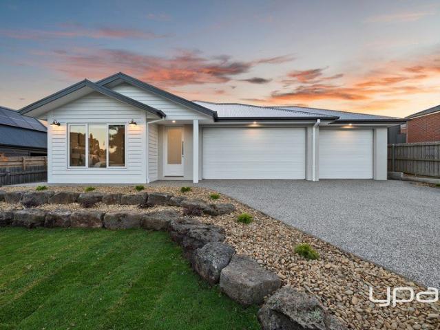 SOPHISTICATED BRAND NEW HOME WITH THREE CAR GARAGE ON A 809M² ALLOTMENT