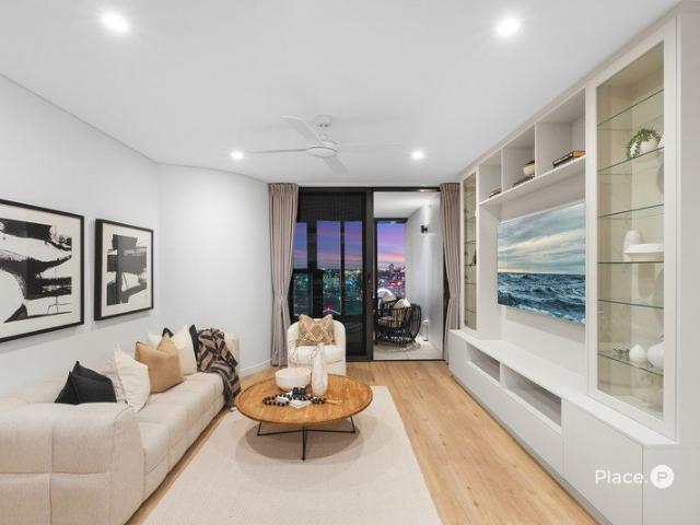 Sophisticated CBD Living with Elevated City & River Views