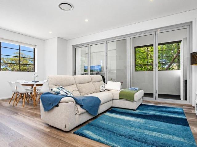 Sophisticated Chiswick Living with Seamless Indoor/Outdoor Entertaining