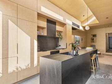 Sophisticated city fringe luxury