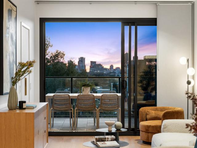 SOPHISTICATED CITY FRINGE LIVING WITH TWO MASTER SUITES, STUDY & SPECTACULAR VIEWS!