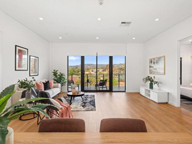 Sophisticated City Fringe Penthouse Living in Prestigious Parkside