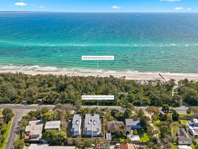 Sophisticated Coastal Living, Opposite the Foreshore