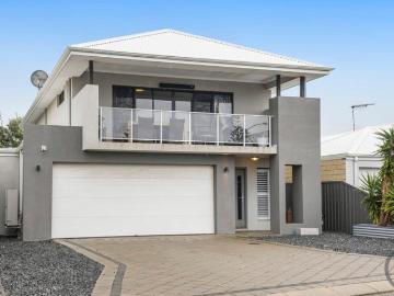 Sophisticated Coastal Living with Flexible Dual Living Potential
