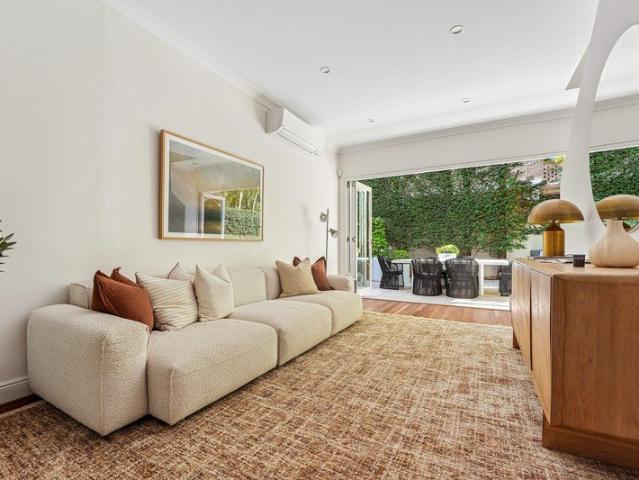 Sophisticated Coastal Residence Of Timeless Style and Modern Elegance