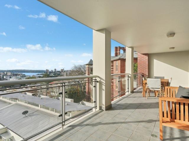 Sophisticated Contemporary Living With Harbour And City Skyline Views