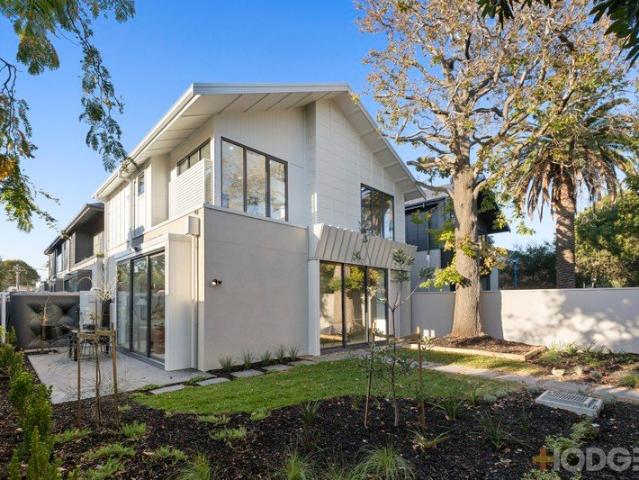 Sophisticated Contemporary Living with Private Lift