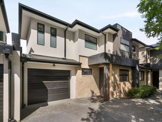Sophisticated Contemporary Living with Seamless Indoor Outdoor Appeal