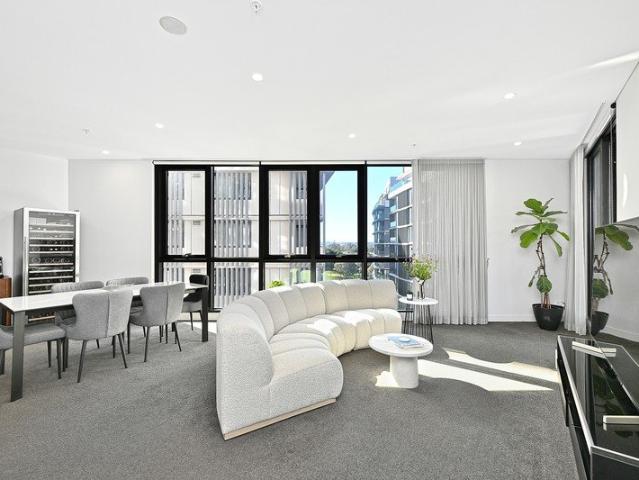 Sophisticated Corner Apartment with Cooks River Views
